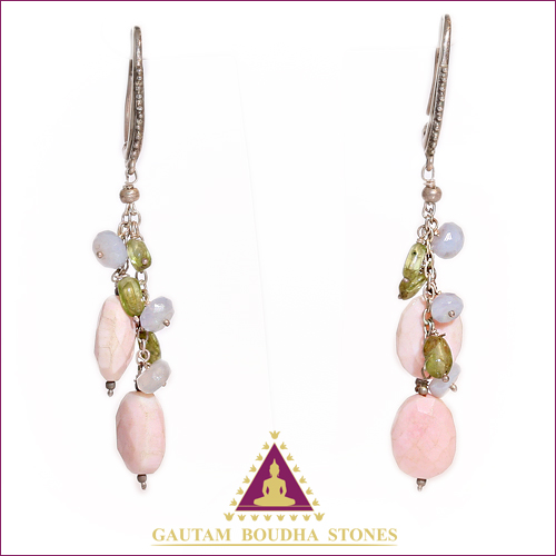 Boucles d'oreilles en argent 925. Opale, péridot et calcédoine. Longueur 7,5cm Boucles d'oreilles en argent 925. Opale, péridot et calcédoine. Longueur 7,5cm