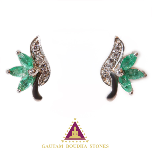 Boucles d'oreilles en argent 925. Emeraude. Longueur 1,2cm Boucles d'oreilles en argent 925. Emeraude. Longueur 1,2cm