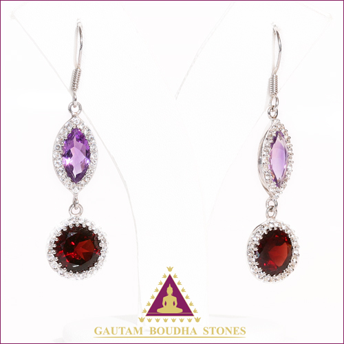 Boucles d'oreilles en argent 925. Améthystes, grenats et topazes blanches. Longueur 5cm Boucles d'oreilles en argent 925. Améthystes, grenats et topazes blanches. Longueur 5cm