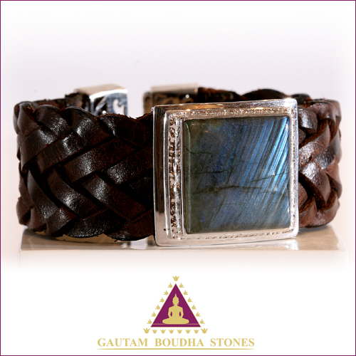 Bracelet en cuir marron. Une pierre carrée en labradorite 3cm X 3cm. Longueur 20cm Bracelet en cuir marron. Une pierre carrée en labradorite 3cm X 3cm. Longueur 20cm