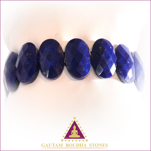 Bracelet en lapis-lazuli. Largeur 2,5cm, longueur 18cm Bracelet en lapis-lazuli. Largeur 2,5cm, longueur 18cm