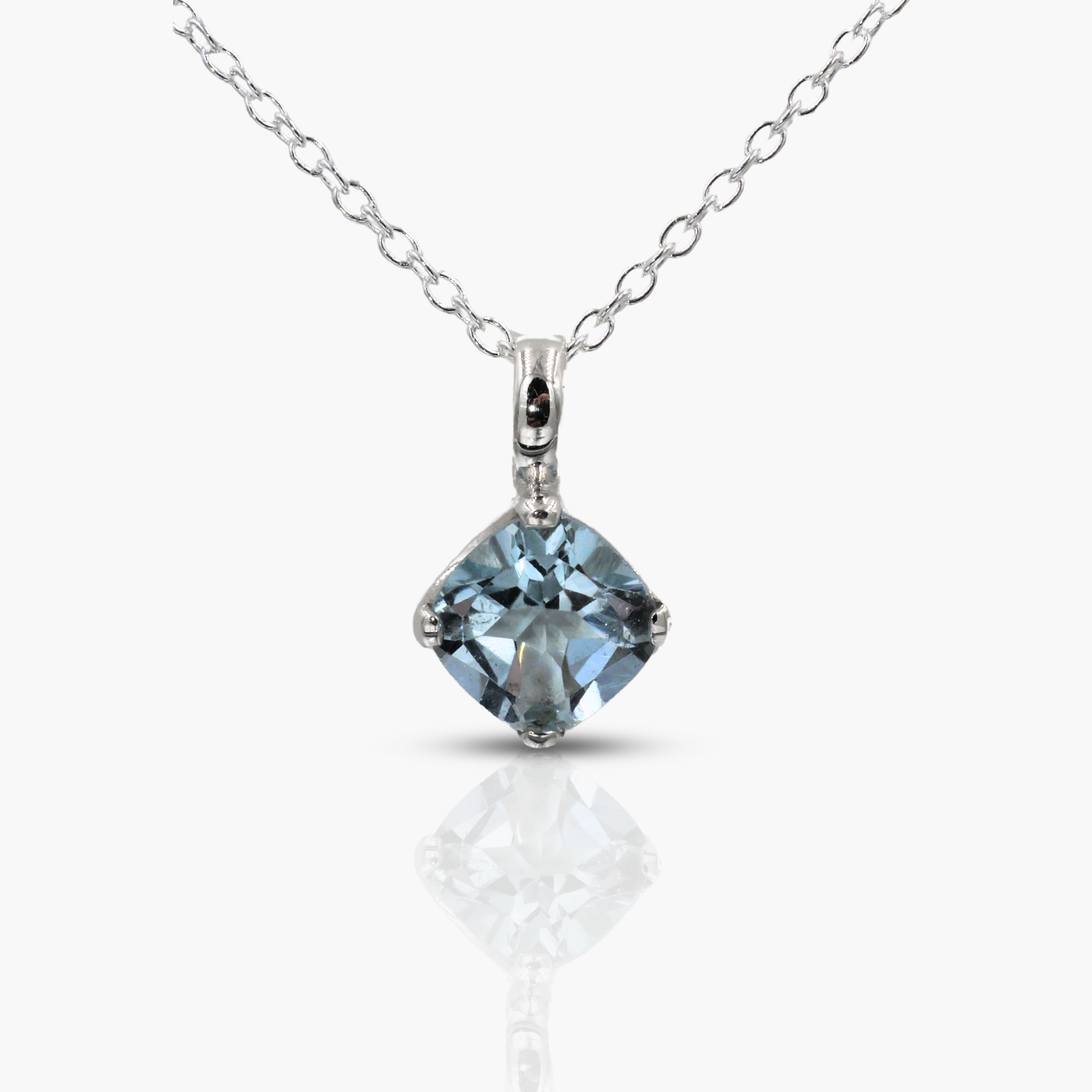 Collier en argent topaze bleue carre coussin facetté