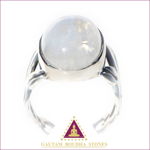 Bague en argent 925. Pierre de lune - vue de côté Bague en argent 925. Pierre de lune - vue de côté
