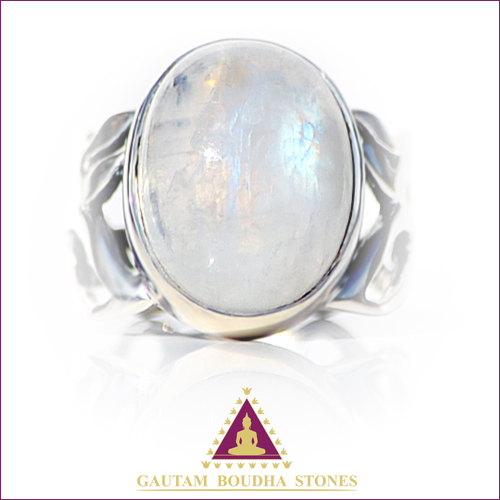 Bague en argent 925. Pierre de lune - vue de dessus Bague en argent 925. Pierre de lune - vue de dessus