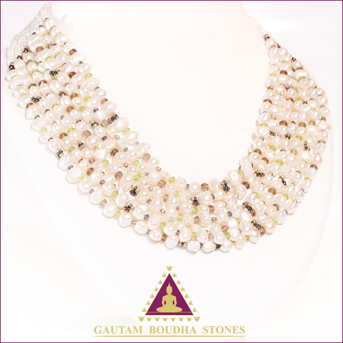Collier en argent 925. Sept rangs de perles d'eau douce et de péridots. Tour de cou 40cm Collier en argent 925. Sept rangs de perles d'eau douce et de péridots. Tour de cou 40cm