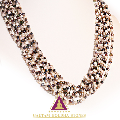 Collier en argent 925. Neuf rangs de perles. Tour de cou 40cm Collier en argent 925. Neuf rangs de perles. Tour de cou 40cm