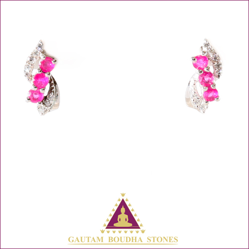 Boucles d'oreilles en argent 925. Rubis. Longueur 1,5cm Boucles d'oreilles en argent 925. Rubis. Longueur 1,5cm