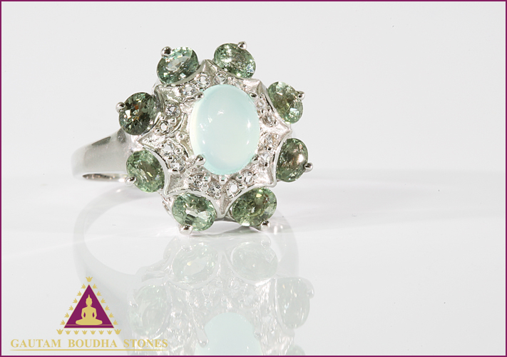 Bague en argent 925, une calcédoine entourée de saphirs verts - vue de dessus Bague en argent 925, une calcédoine entourée de saphirs verts - vue de dessus