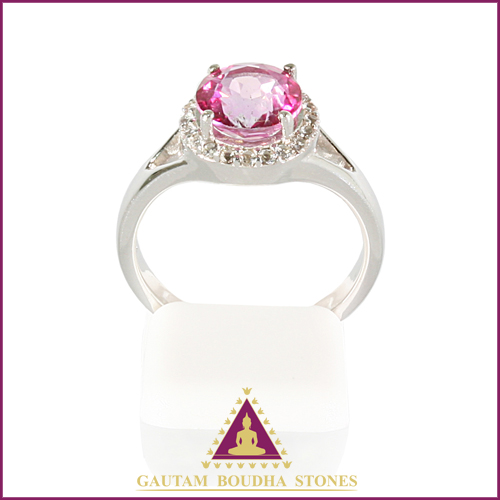 Bague en argent 925, un saphir rose entouré de topazes blanches - vue de profil Bague en argent 925, un saphir rose entouré de topazes blanches - vue de profil