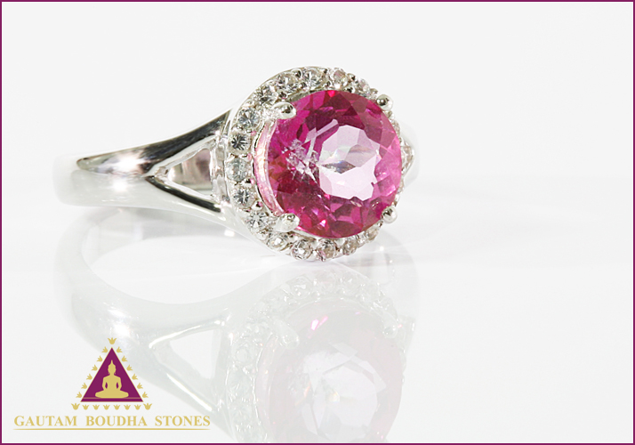 Bague en argent 925, un saphir rose entouré de topazes blanches - vue de dessus Bague en argent 925, un saphir rose entouré de topazes blanches - vue de dessus