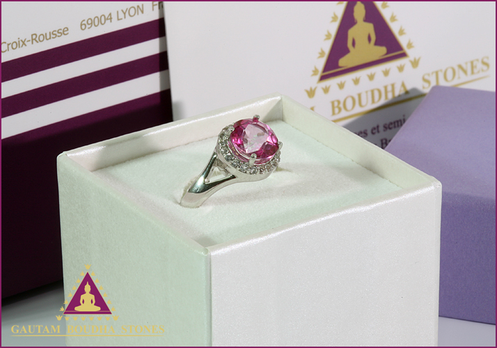 Bague en argent 925, un saphir rose entouré de topazes blanches - en coffret Bague en argent 925, un saphir rose entouré de topazes blanches - en coffret