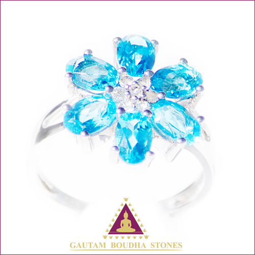 Bague en argent 925, six topazes bleues formant une fleur, coeur en topazes blanches Bague en argent 925, six topazes bleues formant une fleur, coeur en topazes blanches